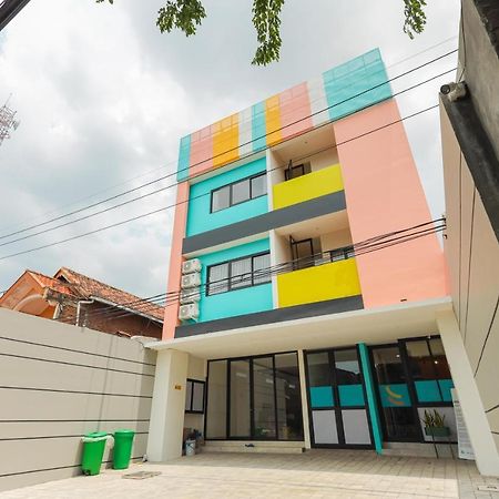 Sans Hotel Clover Ace Surabaya By Reddoorz מראה חיצוני תמונה